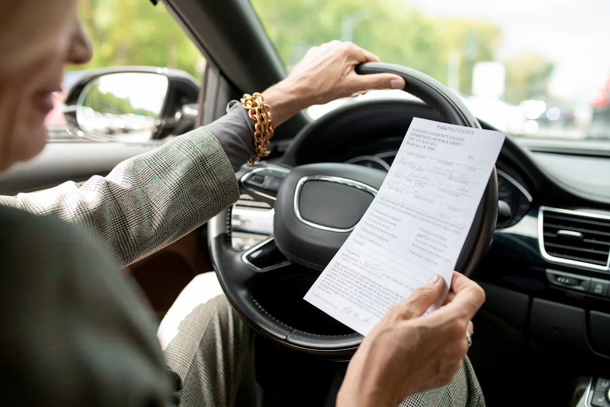 Une personne qui lit la carte grise d'une voiture