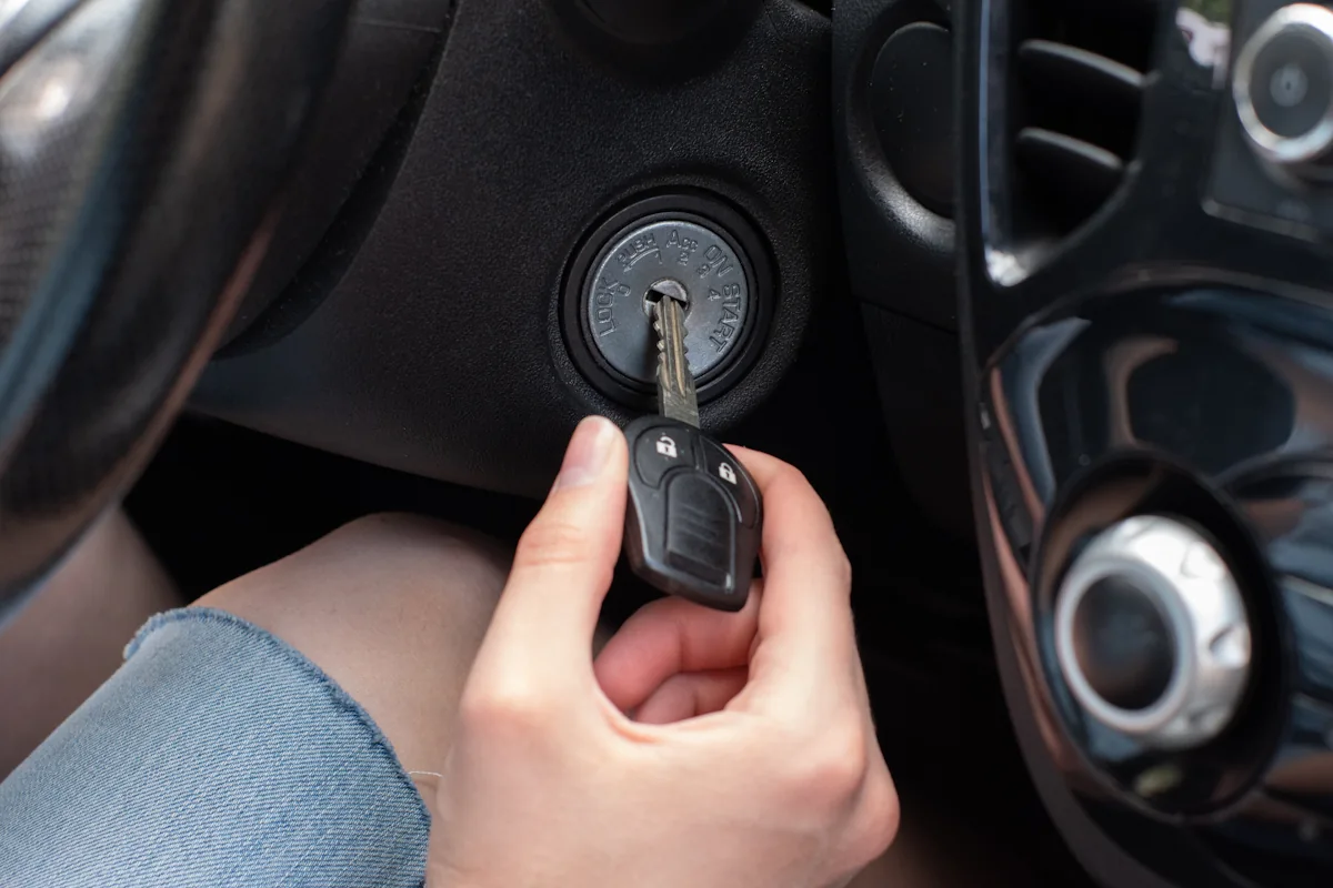 Une personne qui insère une clé en position de contact