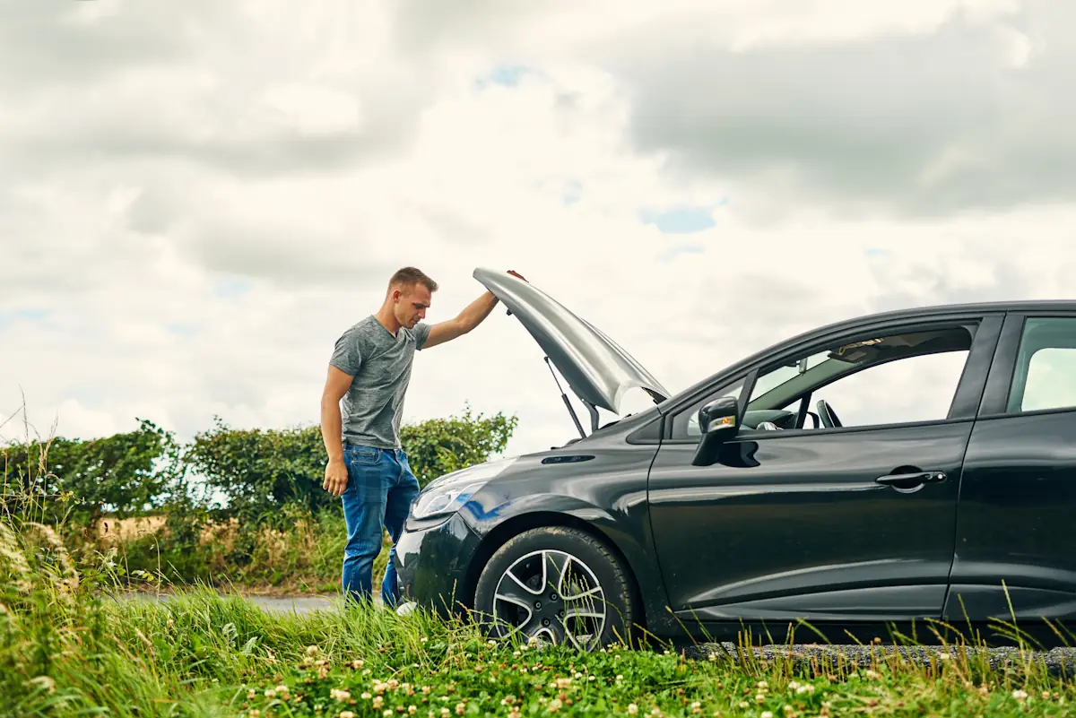 Un homme qui vérifie la courroie de distribution