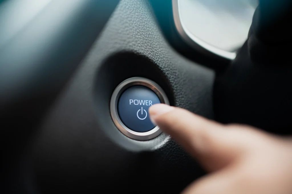 Une personne qui démarre une voiture hybride