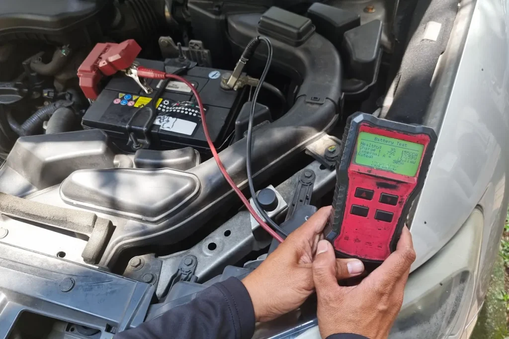 Une personne qui fait un diagnostic de perte de puissance voiture