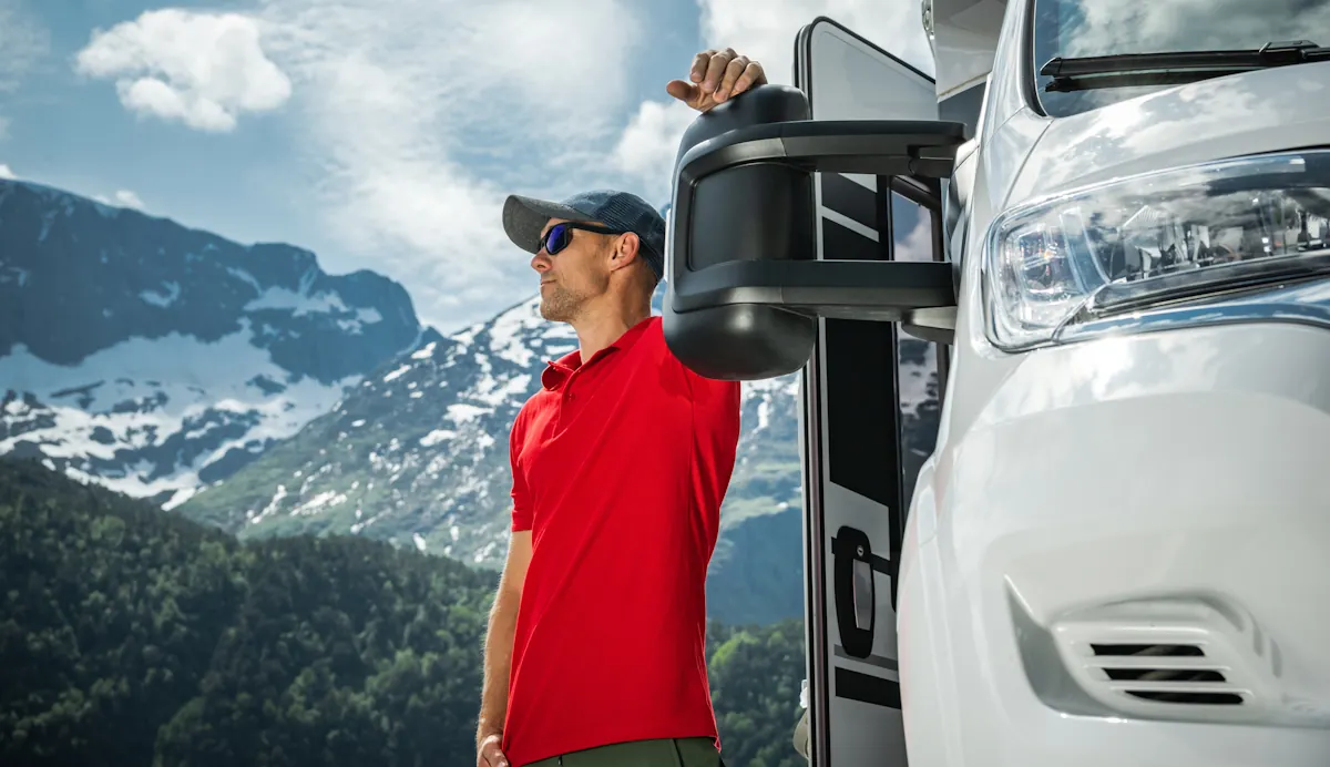 Un homme debout près d'un camping-car