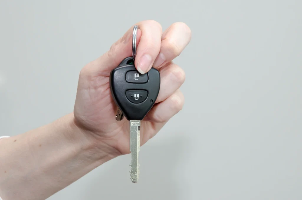Une personne qui tient une clé de voiture
