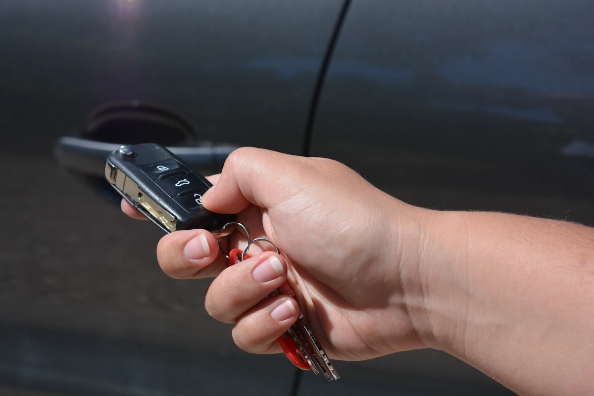 Une personne qui réinitialise une clé de voiture