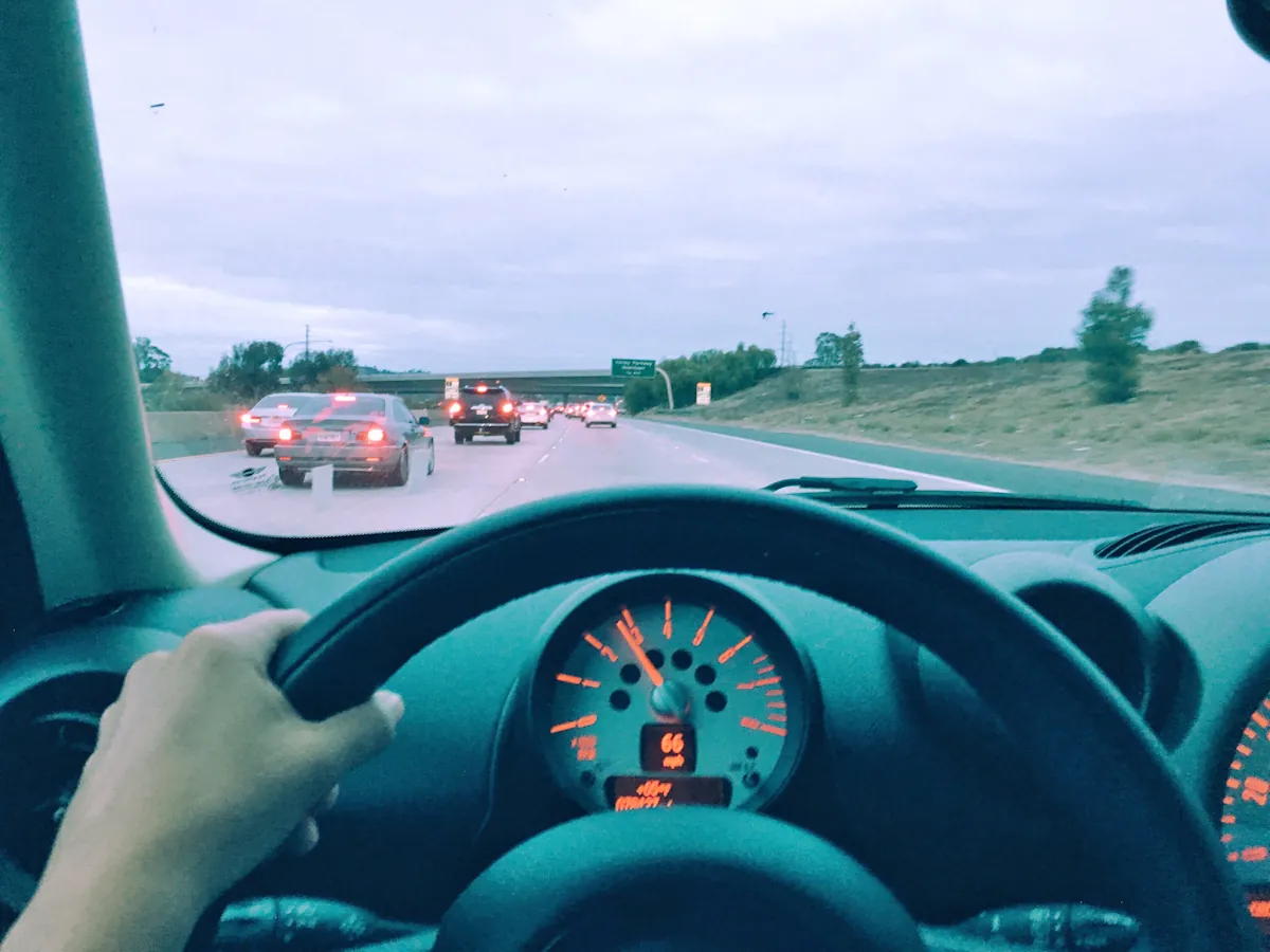 Une personne qui roule à 100 Km/h